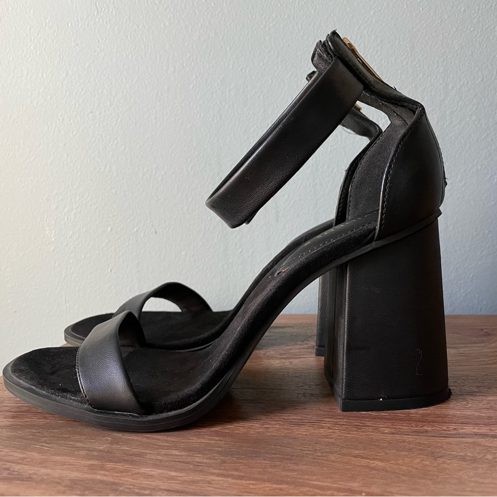 Women’s chunky strapy heel